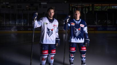 Bild: Tobias Neubert
Der neue Trikotsatz der Blue Devils Weiden für die kommende DEL2-Saison – auffällig: es fehlt der Hauptsponsor auf der Brust.