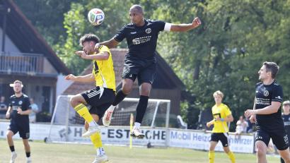 Archivbild: Hubert Ziegler
In der Luft noch immer schwer zu schlagen: Julian Ceesay (schwarzes Trikot) von den Sportfreunden Ursulapoppenricht. Am Freitagabend geht es für "Upo" gegen den Tabellenführer SV Etzenricht.