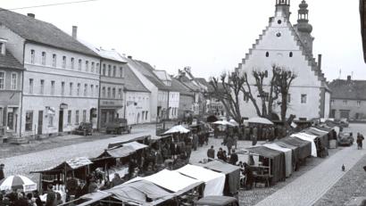 Bild: Richard Schertl / Archiv Sepp Strobl
Der Hirschauer Weihnachtsmarkt im Jahr 1948: In der Häuserzeile im Hintergrund befindet sich der damalige Geschäftssitz von Conrad.