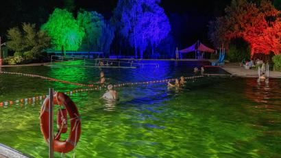 Archivbild: Roland Wellenhoefer
Das Vollmondschwimmen wird diesen Samstag, 22. August, nachgeholt. Die Veranstaltung musste wegen eines technischen Defekts im Naturerlebnisbad Immenreuth verschoben werden.