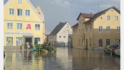 Bild: -/Feuerwehr Greding/dpa
In Greding stand der Marktplatz unter Wasser.