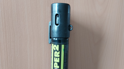 Foto: Bundespolizei
Bei einer Grenzkontrolle in Waidhaus wurde ein verbotenes Reizstoffsprühgerät bei einem Reisenden gefunden.
