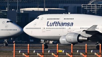 Bild: Arne Dedert/dpa
Die Boeing 747 hatte mehr als 350 Passagiere an Bord. (Symbolbild)