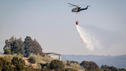 Bild: A. Pérez Meca/EUROPA PRESS/dpa
Immer wieder müssen in Spanien Hubschrauber für die Bekämpfung der vielen Waldbrände eingesetzt werden. (Archiv-Bild)