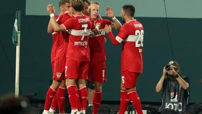 Bild: Bernd Wüstneck/dpa
Stuttgarter Jubel in Rostock.