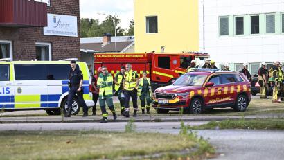 Bild: Fredrik Sandberg/TT News Agency/AP/dpa
Polizei und Rettungskräfte rückten am Nachmittag zu einer Schule im schwedischen Fagersta aus.