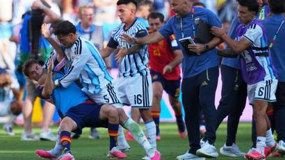 Bild: Julio Cortez/AP/dpa
Gavi (l) und Leandro Paredes (2.v.l.) gerieten nach dem WM-Finale aneinander. (Archivbild)