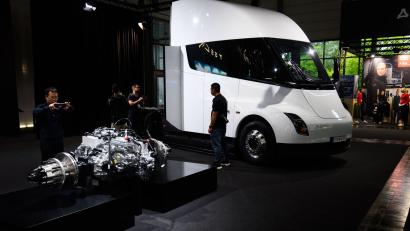 Bild: Julian Stratenschulte/dpa
Tesla stellte den Elektro-Sattelschlepper bereits 2017 vor. (Archivbild)