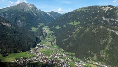 Bild: Frank Kleefeldt/dpa
Einsatz im Zillertal: Mitten in der Nacht ist ein Camper bei einem Sturz in die Tiefe schwer verletzt worden. (Symbolbild)