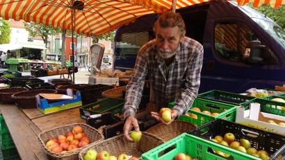 Bild: ui
Joseph König widerspricht Gerüchten, dass er seinen Stand auf dem Weidener Wochenmarkt aufgeben würde. "Ich bleibe noch ein paar Jahre."