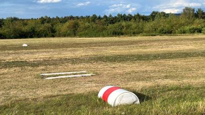Bild: ihl
Nördlich der Start und Landebahn (im Vordergrund) des Flugplatzes Charlottenhof soll ein Sonderlandeplatz für Hubschrauber mit Hangar und Tankstelle entstehen. Dafür muss auch Wald gerodet werden. Investor ist eine Privatfirma.
