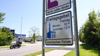 Bild: Lukas Barth-Tuttas/dpa
Die letzten drei Hinweisschilder für das Freitagsgebet in Penzberg sind beschmiert worden. (Archivbild)