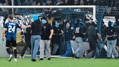 Bild: Uwe Anspach/dpa
Waldhof-Fans stürmen auf das Feld.