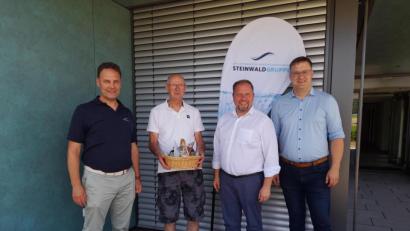 Bild: Johannes Uhl
Der Zweckverband zur Wasserversorgung der Steinwaldgruppe verabschiedet eines seiner "Urgesteine" (von links): Geschäftsleiter Matthias Götz, Ruheständler Felix Schreffl, Verbandsvorsitzender Hubert Schicker und kaufmännischer Leiter Johannes Schießl.Johannes Uhl