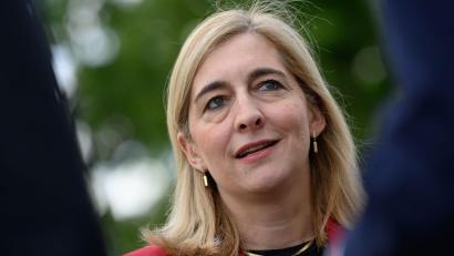 Bild: Hendrik Schmidt/dpa
Kanzleramtschefin Nina Warken weist Kritik an Bundeskanzler Merz zurück. (Archivbild)
