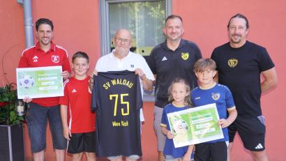 Bild: Franz Völkl
Max Kick (Dritter von links) überreichte an stellvertretenden Jugendleiter Stefan Bruischütz (links) sowie SV-Waldau-Jugendleiter Johannes Ertl (hinten, Zweiter von rechts) und SV-Waldau-Vorsitzenden Roman Lindner (rechts) Spenden. Mit im Bild sind die Enkelkinder des Jubilars Felix, Charlotte und Ferdinand (von links).