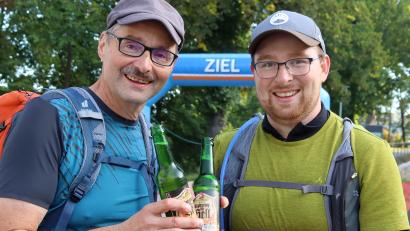 Archivbild: Martin Franitza
100 Kilometer in unter 24 Stunden. Diese beiden stolzen Teilnehmer (Archivbild) haben den Weg durch die Hölle geschafft. Ein Bierchen im Ziel als Belohnung weckt die Lebensgeister.