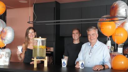 Bild: Ina Bogner
Energie kann man auch trinken. Beim der Premiere von "I AM Energy" servieren die Amberger Stadtwerke energiegeladene Erfrischungsdrinks. Im Bild (von links) Karoline Gajek-Scheuck, Leitung Marketing/Unternehmenskommunikation Stadtwerke Amberg, Stefan Mühleisen, Vorsitzender Stadtmarketing Amberg, und Thomas Eichenseher, Zweiter Vorsitzender Stadtmarketing Amberg.