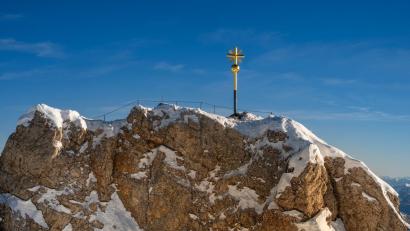 Bild: Peter Kneffel/dpa
Der Junge will die Zugspitze sehen. (Archivbild)