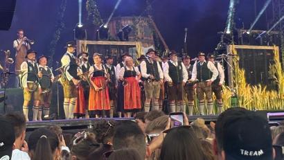 Bild: Beate Grabinger/exb
Die Jagdhornbläsergruppe St. Hubertus spielte auf dem Münchner Königsplatz unmittelbar vor dem Beginn der Hauptshow mit Tream ihren „Jagdruf“.