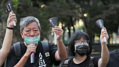 Bild: Kin Cheung/AP/dpa
Lee (links) und Chow hatten sich in dem Verfahren nicht schuldig bekannt. (Archivbild)