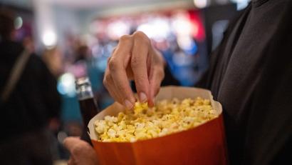 Bild: Sebastian Gollnow/dpa
Horrorfilme ziehen viele Menschen ins Kino. (Archivbild)