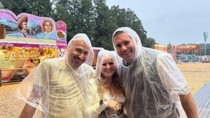 Bild: mcl
Besucher tragen Ponchos, um sich beim Anstehen vor dem Regen zu schützen.