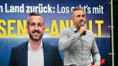 Bild: Heiko Rebsch/dpa
Andere Parteien haben eine Zusammenarbeit mit der AfD ausgeschlossen. Spitzenkandidat Ulrich Siegmund hat als Wahlziel „45 Prozent plus X“ ausgegeben, um eine absolute Mehrheit für eine Alleinregierung zu erreichen. (Archivbild)