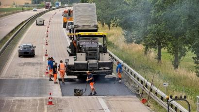 Archivbild: Gabi Schönberger
Arbeiter reparierten die durch die Hitze entstandenen Blow-ups auf der A93 zwischen Weiden und Luhe-Wildenau.
