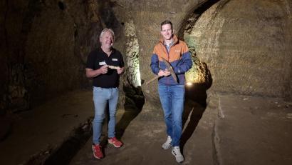 Bild: Eva Kreuzer
Gästeführer Andreas Allacher (links) hat eine lange Schulung durchlaufen, um kompetent durch die Felsenkeller führen zu können. Der Leiter des Tourismusbüros Schwandorf, Maximilian Lohse, zeigt, dass es bei der Führung für Kinder auch etwas, wie hier eine Spitzhacke, zum anfassen gibt.