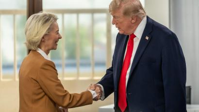 Bild: Michael Kappeler/dpa-Pool/dpa
EU-Kommissionspräsidentin von der Leyen und US-Präsident Trump hatten sich im Sommer 2025 nach einem monatelangen Zollkonflikt auf eine Einigung verständigt. (Archivbild)