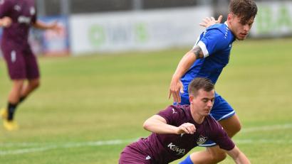 Bild: A. Schwarzmeier
Martin Ruda (blaues Trikot) ist wieder fit und könnte in Hof wieder in der Weidener Startelf stehen.