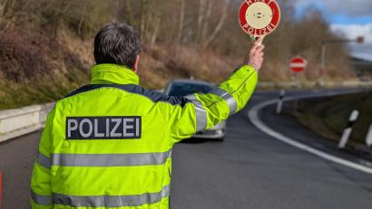 Symbolbild: Bundespolizei
Die Bundespolizei Waidhaus vollstreckt bei Kontrollen auf der A6 fünf Haftbefehle. Die Betroffenen zahlen ihre Geldstrafen sofort.