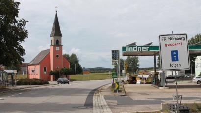 Bild: Josef Pilfusek
Ab der Abzweigung bei der Autobahnkirche wird die Kreisstraße NEW 50 bis zur Ausfahrt Zengerhof für drei Wochen gesperrt. Die Bauarbeiten beginnen am Montag, 24. August.