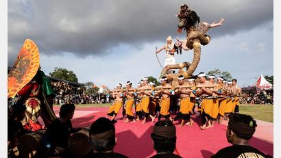 Bild: Firdia Lisnawati/AP/dpa
Am Vorabend des Feiertags Nyepi ziehen riesige Dämonenfiguren, sogenannte Ogoh-Ogoh, durch die Straßen. Dann wird es still. (Archivbild)