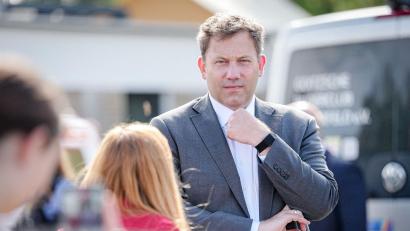 Bild: Kay Nietfeld/dpa
Parteichef Klingbeil ist für den Wahlkampf nach Sachsen-Anhalt gereist.