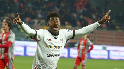 Bild: Alberto Mariani/LaPresse via ZUMA Press/dpa
Der nach einem Badeunfall auf Sardinien beinahe ertrunkene Fußballprofi Yael Trepy ist von der Intensivstation verlegt worden. (Archivbild)