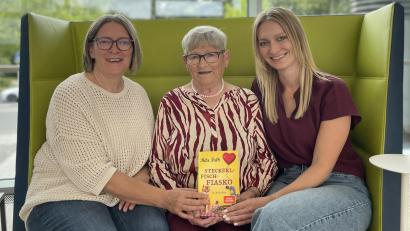 Bild: Paulina Schmidt
Susanne Messner, Hilde Hofmann und Lena Messner (von links) waren gemeinsam als Komparsinnen beim Dreh des neuen Eberhoferkrimis "Steckerlfischfiasko".