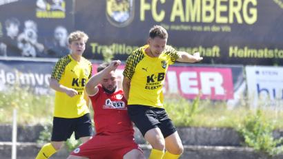 Archivbild: Hubert Ziegler
Ein kleiner Befreiungsschlag für Matthias Graf (rechts, Szene aus einem früheren Spiel) und den FC Amberg: am Freitagabend gelang den Ambergern ein 3:0-Auswärtssieg gegen Bad Kötzting.