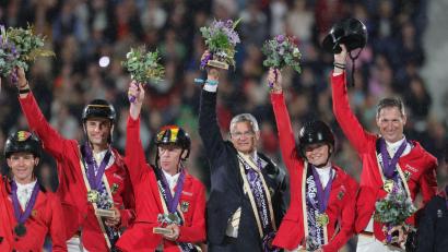 Bild: Rolf Vennenbernd/dpa
Das deutsche Team feiert WM-Gold.