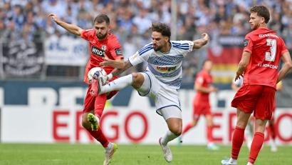 Bild: Anke Waelischmiller/dpa
Tyger Lobinger (m) erzielte das 1:1 für den MSV Duisburg.