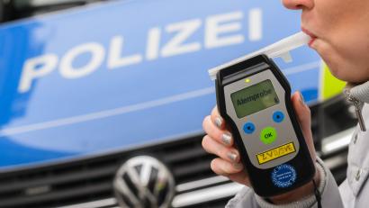Symbolbild: Julian Stratenschulte/dpa
Die Polizei hat einen Lastwagenfahrer mit rund zwei Promille auf der Autobahn gestoppt.