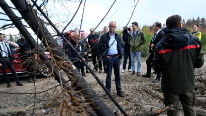 Bild: Roberto Pfeil/AFP-Pool/dpa
Für Bundeskanzler Merz ist der Waldbrand in Hürtgenwald eine Folge des Klimawandels.