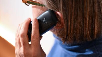 Bild: Bernd Weißbrod/dpa
Die Strippe ist weg, Festnetz-Telefone lassen sich längst auch bequem kabellos durch die Wohnung tragen - und trotzdem sinkt das Interesse. (Symbolfoto)