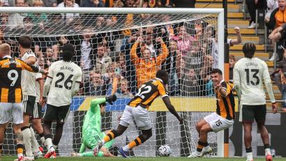 Bild: Alfie Cosgrove/News Images via ZUMA Press Wire/dpa
Nobel Mendy (M) von Hull City erzielt das 2:0 gegen Manchester United.