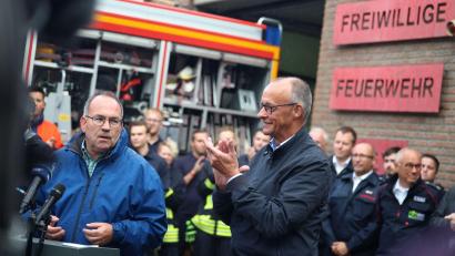 Bild: Christoph Reichwein/dpa
Bundeskanzler Merz klatscht bei Besuch im Waldbrandgebiet Hürtgenwald