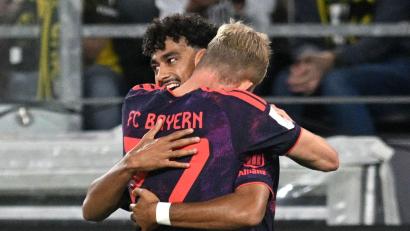 Bild: Bernd Thissen/dpa
Neuzugang Nathaniel Brown erzielte die Bayern-Führung und wird von Konrad Laimer beglückwünscht.
