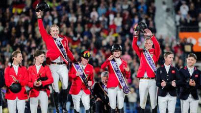 Bild: Rolf Vennenbernd/dpa
Die deutschen Reiter jubeln über die Goldmedaille.