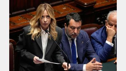 Bild: Alessandra Tarantino/AP/dpa
Vize-Regierungschef Matteo Salvini - hier rechts neben Ministerpräsidentin Giorgia Meloni - findet markige Worte. (Archivbild)