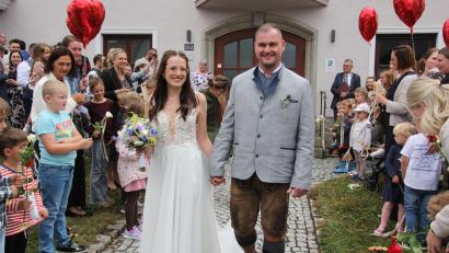 Bild: Konrad Rosner
Frisch verheiratet: Freudestrahlend durchschreiten Celina und Patrick Sporrer das Ehrenspalier.